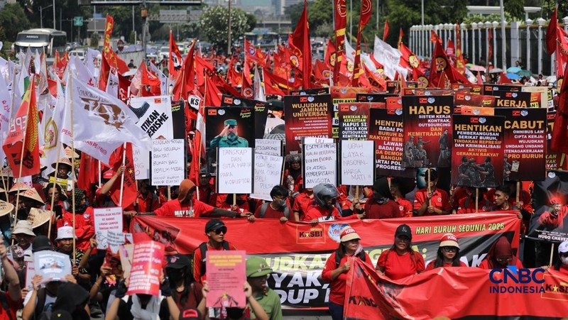 Massa buruh yang tergabung dalam Konfederasi Kongres Aliansi Serikat Buruh Indonesia (KASBI) mulai berdatangan ke kawasan Gedung DPR RI, Senayan, Jakarta, Jumat (1/5/2026).