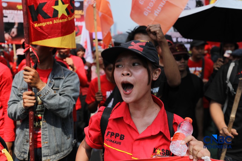 Massa buruh yang tergabung dalam Konfederasi Kongres Aliansi Serikat Buruh Indonesia (KASBI) mulai berdatangan ke kawasan Gedung DPR RI, Senayan, Jakarta, Jumat (1/5/2026). (CNBC Indonesia/Tri Susilo)