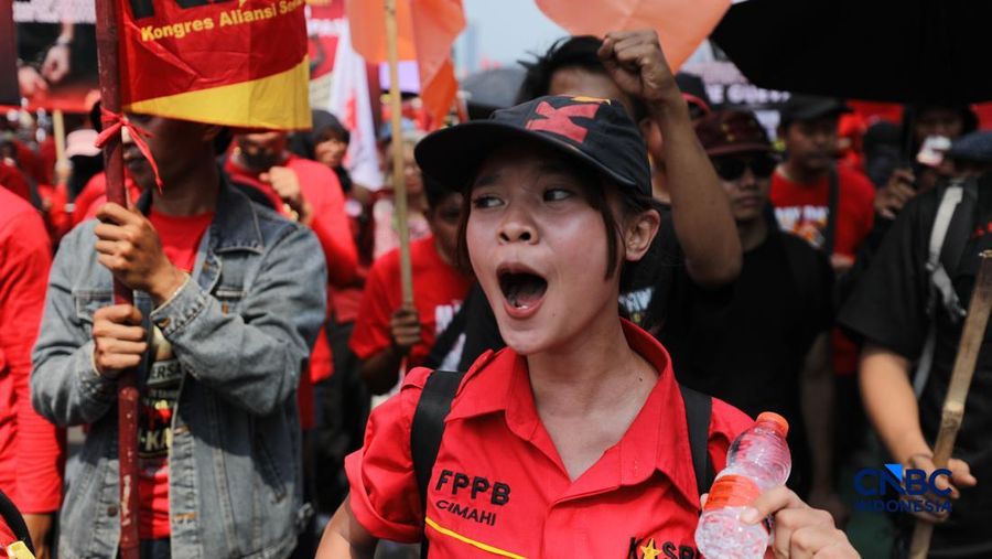 Massa buruh yang tergabung dalam Konfederasi Kongres Aliansi Serikat Buruh Indonesia (KASBI) mulai berdatangan ke kawasan Gedung DPR RI, Senayan, Jakarta, Jumat (1/5/2026).
