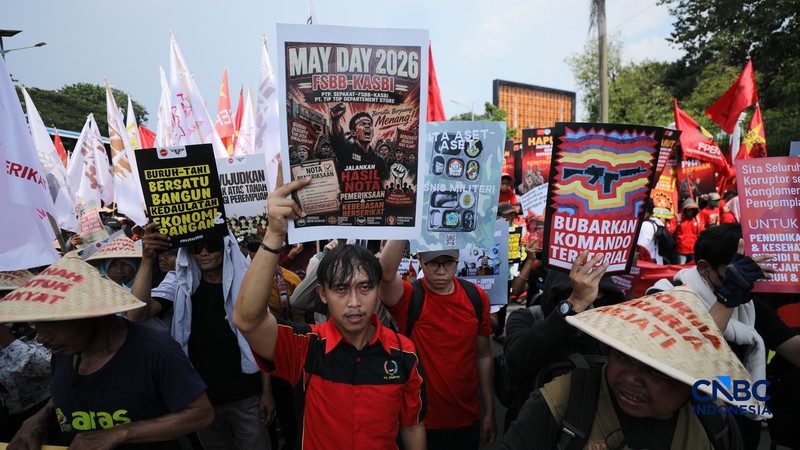 Massa buruh yang tergabung dalam Konfederasi Kongres Aliansi Serikat Buruh Indonesia (KASBI) mulai berdatangan ke kawasan Gedung DPR RI, Senayan, Jakarta, Jumat (1/5/2026). (CNBC Indonesia/Tri Susilo)