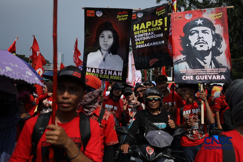 Massa buruh yang tergabung dalam Konfederasi Kongres Aliansi Serikat Buruh Indonesia (KASBI) mulai berdatangan ke kawasan Gedung DPR RI, Senayan, Jakarta, Jumat (1/5/2026). (CNBC Indonesia/Tri Susilo)
