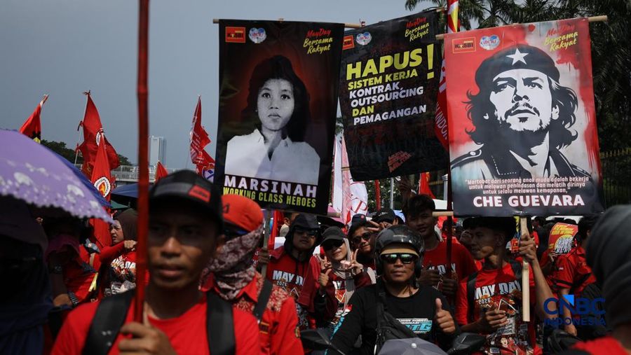Massa buruh yang tergabung dalam Konfederasi Kongres Aliansi Serikat Buruh Indonesia (KASBI) mulai berdatangan ke kawasan Gedung DPR RI, Senayan, Jakarta, Jumat (1/5/2026).