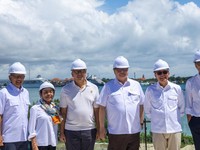 Menteri Koordinator Bidang Perekonomian sekaligus Ketua Dewan Nasional KEK, Airlangga Hartarto, bersama Menteri Investasi/Kepala BKPM sekaligus CEO BPI Danantara Rosan Roeslani, serta COO BPI Danantara Dony Oskaria meninjau Kawasan Ekonomi Khusus (KE