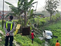 Mobil Avanza jatuh ke sawah usai tertabrak KA Argo Bromo Anggrek di perlintasan KA swadaya.
