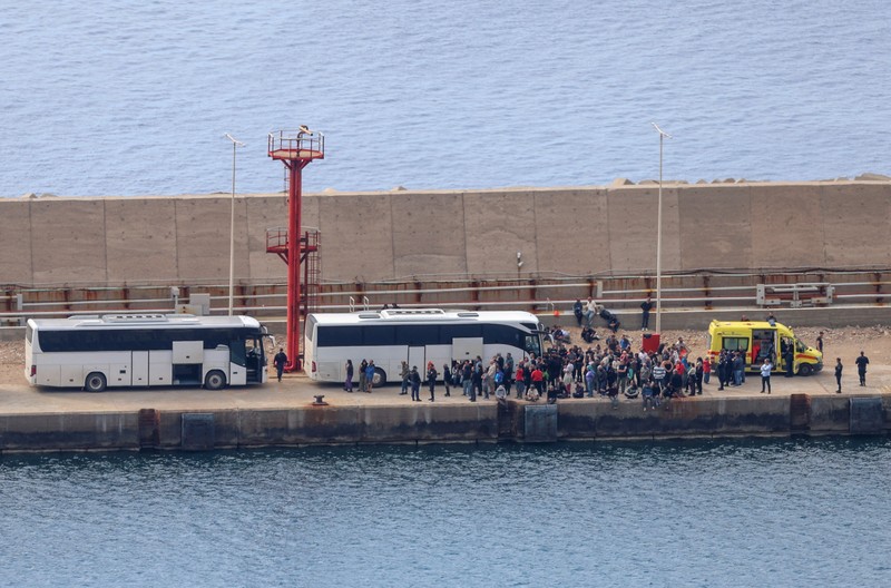 Kapal-kapal Penjaga Pantai Yunani mendekati sebuah kapal Israel yang membawa aktivis dari Global Sumud Flotilla, yang dicegat di perairan internasional oleh Angkatan Laut Israel, di lepas pelabuhan Atherinolakkos, di pulau Kreta, Yunani, 1 Mei 2026. (REUTERS/Stefanos Rapanis)
