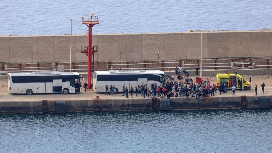 Para aktivis dari Global Sumud Flotilla, yang dicegat di perairan internasional oleh Angkatan Laut Israel, bersiap menaiki bus, di pelabuhan Atherinolakkos, di pulau Kreta, Yunani, 1 Mei 2026.