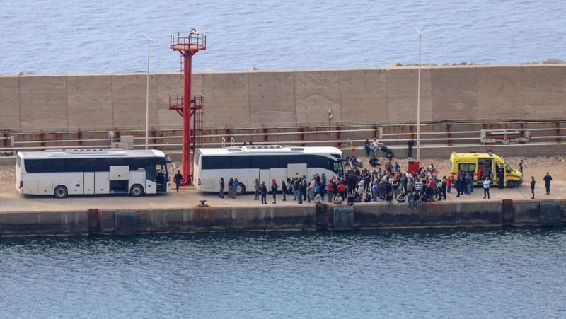 Para aktivis dari Global Sumud Flotilla, yang dicegat di perairan internasional oleh Angkatan Laut Israel, bersiap menaiki bus, di pelabuhan Atherinolakkos, di pulau Kreta, Yunani, 1 Mei 2026.