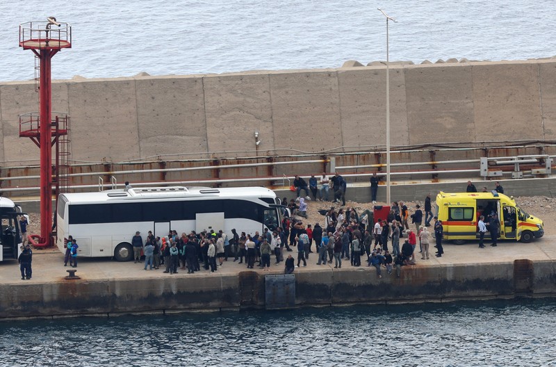 Kapal-kapal Penjaga Pantai Yunani mendekati sebuah kapal Israel yang membawa aktivis dari Global Sumud Flotilla, yang dicegat di perairan internasional oleh Angkatan Laut Israel, di lepas pelabuhan Atherinolakkos, di pulau Kreta, Yunani, 1 Mei 2026. (REUTERS/Stefanos Rapanis)