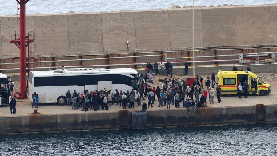 Para aktivis dari Global Sumud Flotilla, yang dicegat di perairan internasional oleh Angkatan Laut Israel, bersiap untuk menaiki bus, di pelabuhan Atherinolakkos, di pulau Kreta, Yunani, 1 Mei 2026.