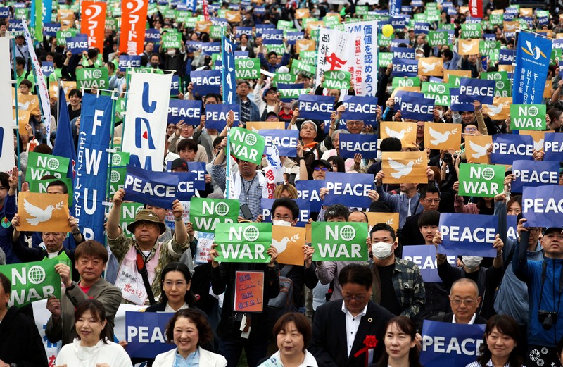 Para pengunjuk rasa berbaris sambil membawa spanduk tuntutan mereka selama demonstrasi Hari Buruh di Manila, Filipina, Jumat (1/5/2026). (REUTERS/Noel Celis)