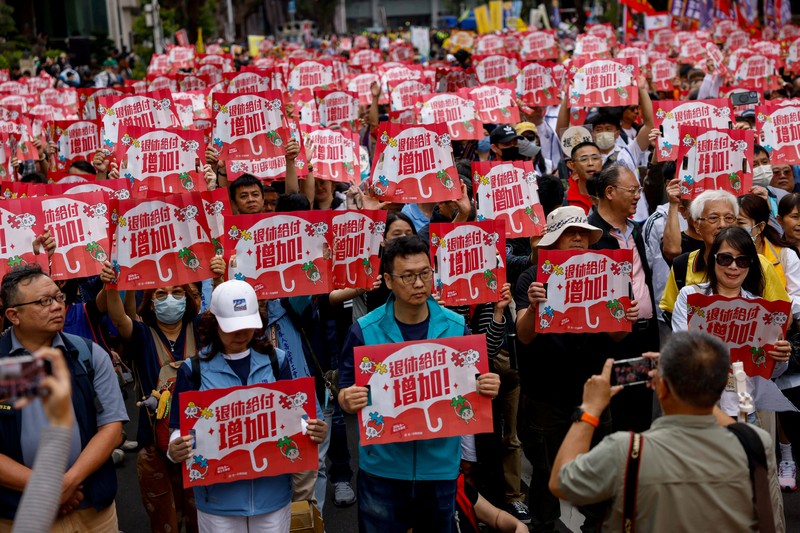 Para pengunjuk rasa berbaris sambil membawa spanduk tuntutan mereka selama demonstrasi Hari Buruh di Manila, Filipina, Jumat (1/5/2026). (REUTERS/Noel Celis)