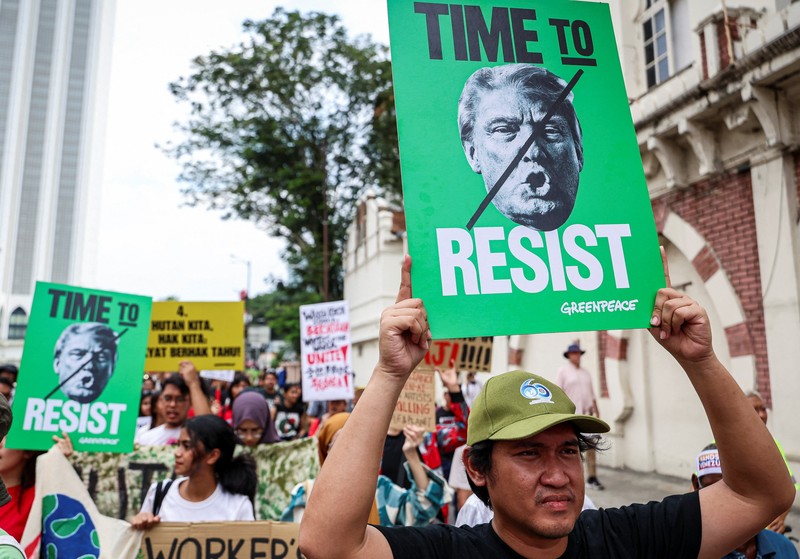Para pengunjuk rasa berbaris sambil membawa spanduk tuntutan mereka selama demonstrasi Hari Buruh di Manila, Filipina, Jumat (1/5/2026). (REUTERS/Noel Celis)