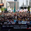 Para peserta menghadiri unjuk rasa Hari Buruh yang diselenggarakan oleh Konfederasi Serikat Buruh Korea (KCTU), pada Hari Buruh pertama sejak menjadi hari libur nasional resmi, di Seoul, Korea Selatan, Jumat (1/5/2026). (REUTERS/Kim Soo-hyeon)