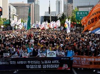 Para peserta menghadiri unjuk rasa Hari Buruh yang diselenggarakan oleh Konfederasi Serikat Buruh Korea (KCTU), pada Hari Buruh pertama sejak menjadi hari libur nasional resmi, di Seoul, Korea Selatan, Jumat (1/5/2026). (REUTERS/Kim Soo-hyeon)