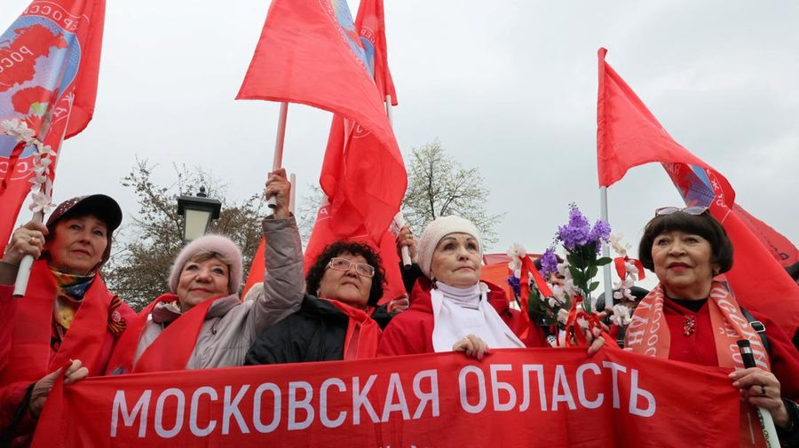 Pendukung Partai Komunis Rusia membentangkan spanduk bertuliskan: