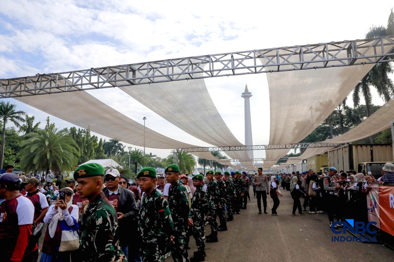 Massa buruh memadati kawasan Monumen Nasional (Monas) dalam peringatan Hari Buruh Internasional (Mayday) di Jakarta, Jumat (1/5/2026). (CNBC Indonesia/Muhammad Sabki)