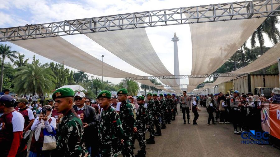 Petugas keamanan gabungan TNI Polri berjaga dalam Peringatan Hari Buruh Internasional di Monumen Nasional (Monas), Jakarta, Jumat (1/5/2026).