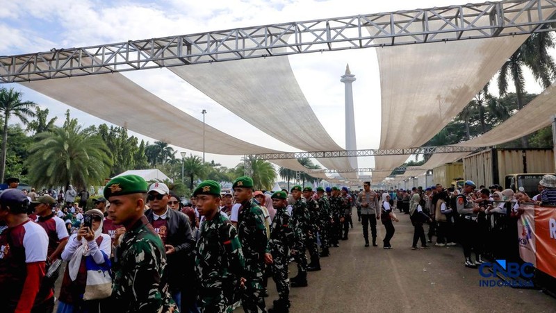 Petugas keamanan gabungan TNI Polri berjaga dalam Peringatan Hari Buruh Internasional di Monumen Nasional (Monas), Jakarta, Jumat (1/5/2026).