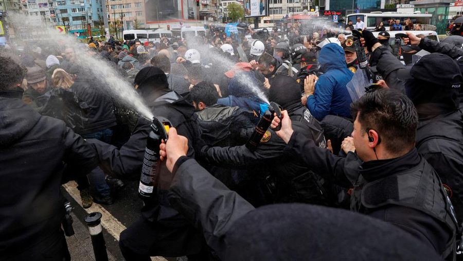 Polisi menggunakan semprotan merica untuk membubarkan demonstran, saat orang-orang mencoba menentang larangan dan berpawai di Lapangan Taksim untuk merayakan Hari Buruh, di Istanbul, Turki, Jumat (1/5/2026). (REUTERS/Kemal Aslan)