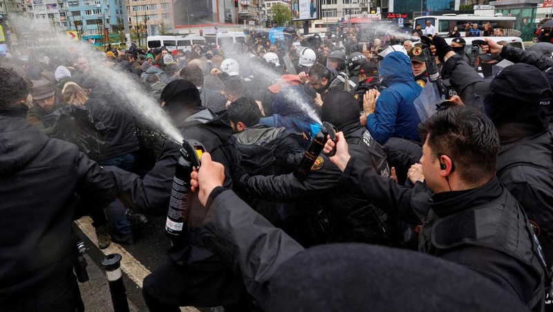 Polisi menggunakan semprotan merica untuk membubarkan demonstran, saat orang-orang mencoba menentang larangan dan berpawai di Lapangan Taksim untuk merayakan Hari Buruh, di Istanbul, Turki, Jumat (1/5/2026). (REUTERS/Kemal Aslan)