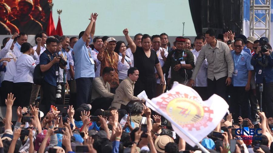 Presiden Prabowo Subianto menyapa para buruh yang hadir dalam puncak peringatan Hari Buruh Internasional bertajuk May Day Fiesta di Monas, Jakarta, Jumat (1/5/2026). (CNBC Indonesia/Muhammad Sabki)
