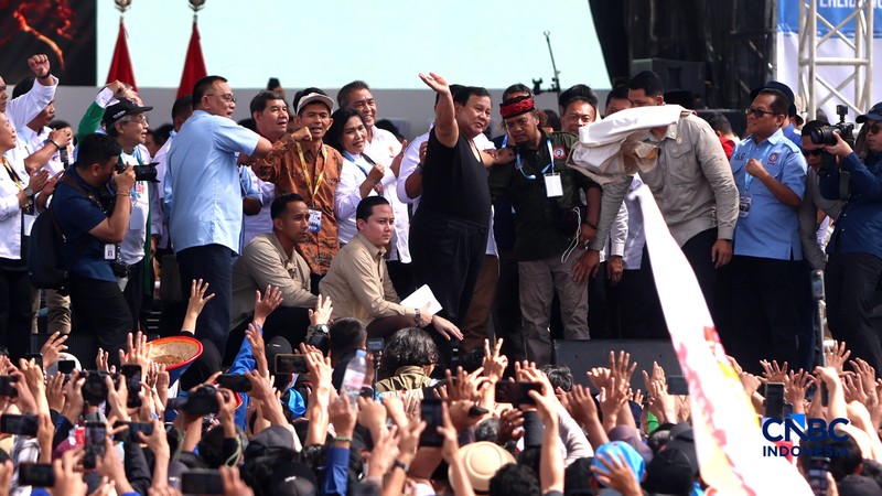 Presiden Prabowo Subianto menyapa para buruh yang hadir dalam puncak peringatan Hari Buruh Internasional bertajuk May Day Fiesta di Monas, Jakarta, Jumat (1/5/2026). (CNBC Indonesia/Muhammad Sabki)