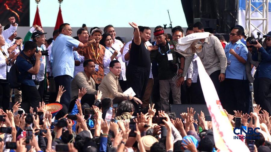 Presiden Prabowo Subianto menyapa para buruh yang hadir dalam puncak peringatan Hari Buruh Internasional bertajuk May Day Fiesta di Monas, Jakarta, Jumat (1/5/2026). (CNBC Indonesia/Muhammad Sabki)