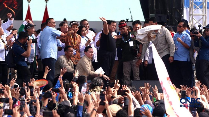 Presiden Prabowo Subianto menyapa para buruh yang hadir dalam puncak peringatan Hari Buruh Internasional bertajuk May Day Fiesta di Monas, Jakarta, Jumat (1/5/2026). (CNBC Indonesia/Muhammad Sabki)