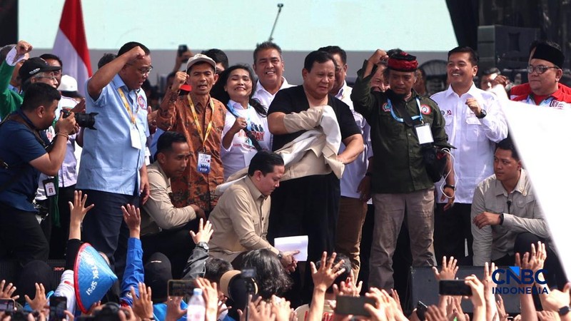Presiden Prabowo Subianto menyapa para buruh yang hadir dalam puncak peringatan Hari Buruh Internasional bertajuk May Day Fiesta di Monas, Jakarta, Jumat (1/5/2026). (CNBC Indonesia/Muhammad Sabki)
