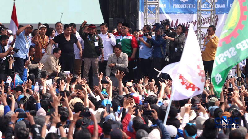 Presiden Prabowo Subianto menyapa para buruh yang hadir dalam puncak peringatan Hari Buruh Internasional bertajuk May Day Fiesta di Monas, Jakarta, Jumat (1/5/2026). (CNBC Indonesia/Muhammad Sabki)