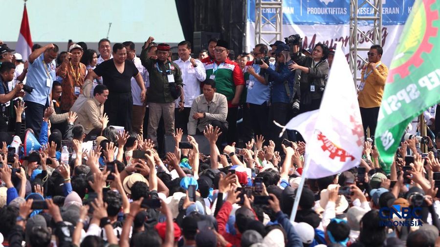 Presiden Prabowo Subianto menyapa para buruh yang hadir dalam puncak peringatan Hari Buruh Internasional bertajuk May Day Fiesta di Monas, Jakarta, Jumat (1/5/2026). (CNBC Indonesia/Muhammad Sabki)