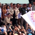 Presiden Prabowo Subianto menyapa para buruh yang hadir dalam puncak peringatan Hari Buruh Internasional bertajuk May Day Fiesta di Monas, Jakarta, Jumat (1/5/2026). (CNBC Indonesia/Muhammad Sabki)