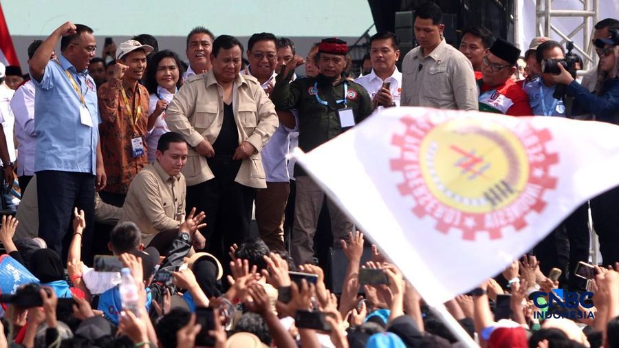 Presiden Prabowo Subianto menyapa para buruh yang hadir dalam puncak peringatan Hari Buruh Internasional bertajuk May Day Fiesta di Monas, Jakarta, Jumat (1/5/2026). (CNBC Indonesia/Muhammad Sabki)