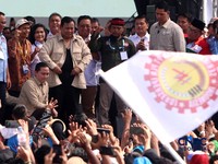 Presiden Prabowo Subianto menyapa para buruh yang hadir dalam puncak peringatan Hari Buruh Internasional bertajuk May Day Fiesta di Monas, Jakarta, Jumat (1/5/2026). (CNBC Indonesia/Muhammad Sabki)