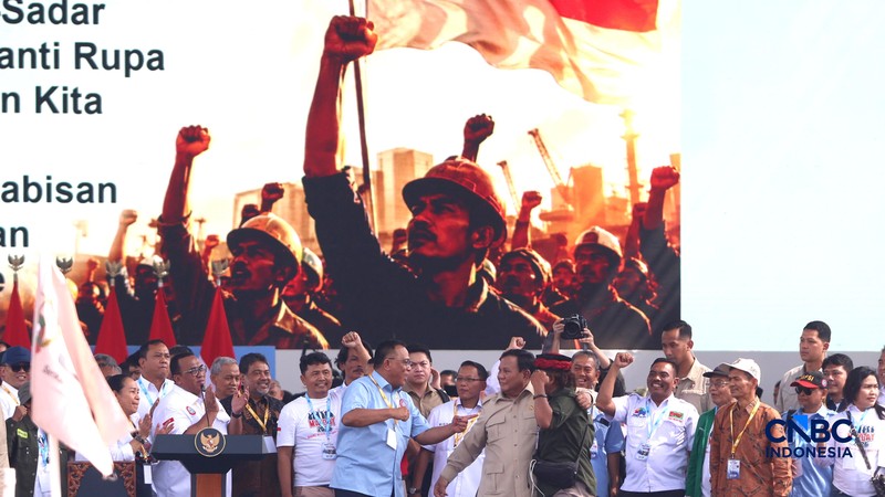 Presiden Prabowo Subianto menyapa para buruh yang hadir dalam puncak peringatan Hari Buruh Internasional bertajuk May Day Fiesta di Monas, Jakarta, Jumat (1/5/2026). (CNBC Indonesia/Muhammad Sabki)