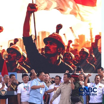 Presiden Prabowo Subianto menyapa para buruh yang hadir dalam puncak peringatan Hari Buruh Internasional bertajuk May Day Fiesta di Monas, Jakarta, Jumat (1/5/2026). (CNBC Indonesia/Muhammad Sabki)