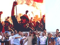 Presiden Prabowo Subianto menyapa para buruh yang hadir dalam puncak peringatan Hari Buruh Internasional bertajuk May Day Fiesta di Monas, Jakarta, Jumat (1/5/2026). (CNBC Indonesia/Muhammad Sabki)