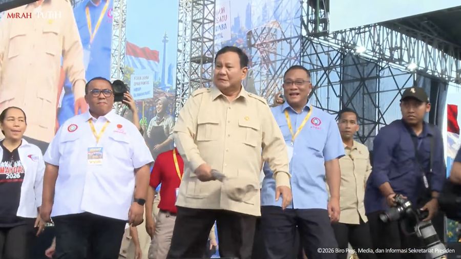 Presiden Prabowo Subianto menikmati hiburan band Tipe-X dengan sambil berjoget silat saat menghadiri Hari Buruh Internasional bertajuk May Day Fiesta di Monas, Jakarta, Jumat (1/5/2026).