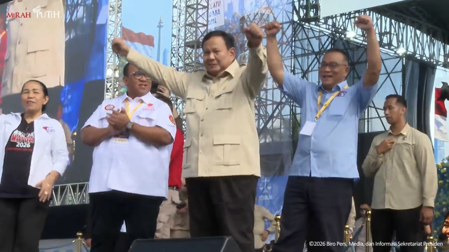 Presiden Prabowo Subianto menikmati hiburan band Tipe-X dengan sambil berjoget silat saat menghadiri Hari Buruh Internasional bertajuk May Day Fiesta di Monas, Jakarta, Jumat (1/5/2026). (Tangkapan Layar Youtube/Sekretariat Presiden)