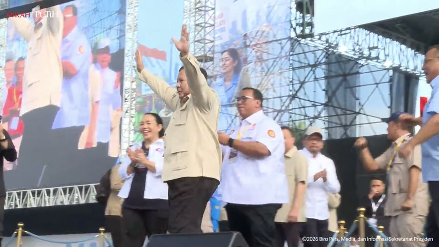Presiden Prabowo Subianto menikmati hiburan band Tipe-X dengan sambil berjoget silat saat menghadiri Hari Buruh Internasional bertajuk May Day Fiesta di Monas, Jakarta, Jumat (1/5/2026).