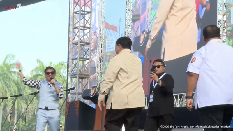 Presiden Prabowo Subianto menikmati hiburan band Tipe-X dengan sambil berjoget silat saat menghadiri Hari Buruh Internasional bertajuk May Day Fiesta di Monas, Jakarta, Jumat (1/5/2026).