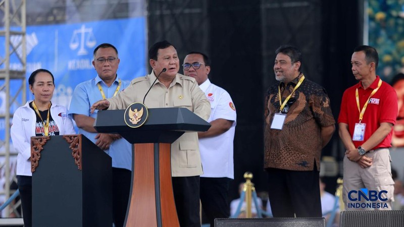 Presiden Prabowo Subianto menyampaikan sambutan dalam Peringatan Hari Buruh Internasional di Monumen Nasional (Monas), Jakarta, Jumat (1/5/2026).