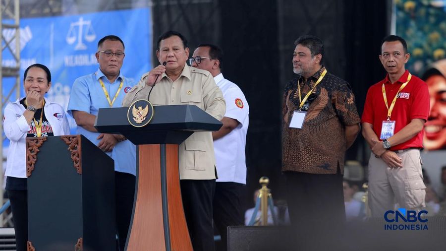 Presiden Prabowo Subianto menyampaikan sambutan dalam Peringatan Hari Buruh Internasional di Monumen Nasional (Monas), Jakarta, Jumat (1/5/2026).