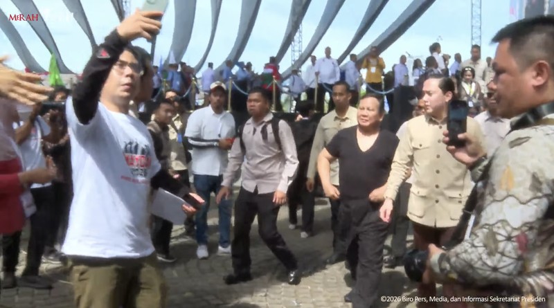 Presiden Prabowo Subianto menyapa para buruh yang hadir dalam puncak peringatan Hari Buruh Internasional bertajuk May Day Fiesta di Monas, Jakarta, Jumat (1/5/2026). (CNBC Indonesia/Muhammad Sabki)