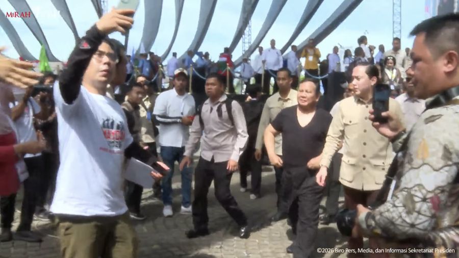 Presiden Prabowo Subianto menyapa para buruh yang hadir dalam puncak peringatan Hari Buruh Internasional bertajuk May Day Fiesta di Monas, Jakarta, Jumat (1/5/2026).