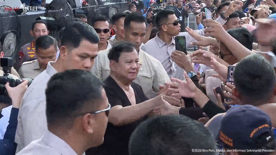 Presiden Prabowo Subianto menyapa para buruh yang hadir dalam puncak peringatan Hari Buruh Internasional bertajuk May Day Fiesta di Monas, Jakarta, Jumat (1/5/2026).