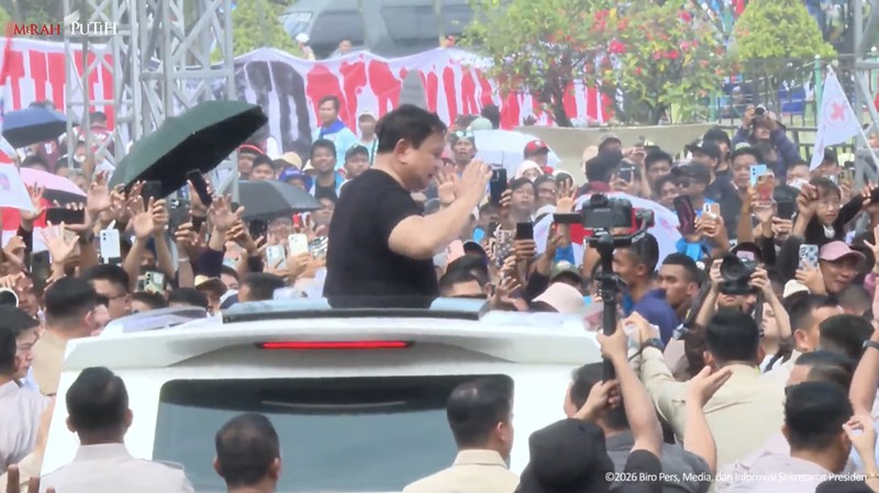 Presiden Prabowo Subianto menyapa para buruh yang hadir dalam puncak peringatan Hari Buruh Internasional bertajuk May Day Fiesta di Monas, Jakarta, Jumat (1/5/2026).