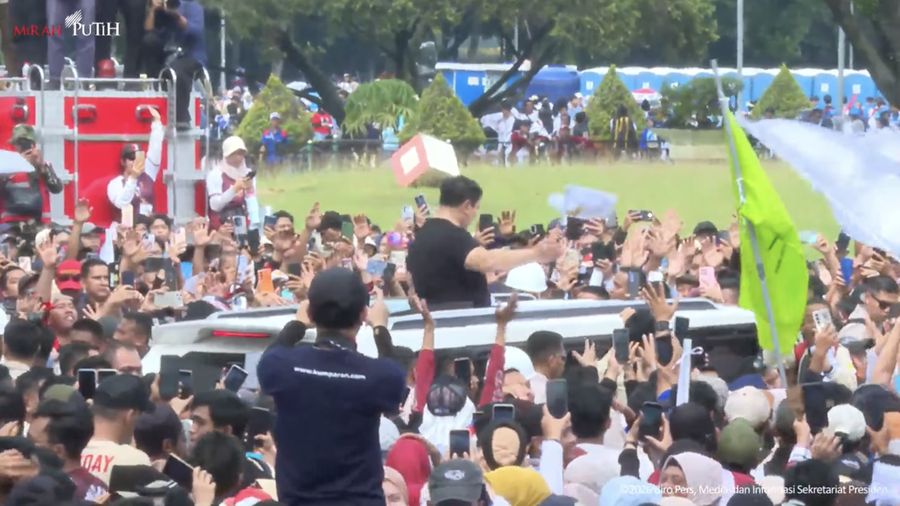 Presiden Prabowo Subianto menyapa para buruh yang hadir dalam puncak peringatan Hari Buruh Internasional bertajuk May Day Fiesta di Monas, Jakarta, Jumat (1/5/2026).