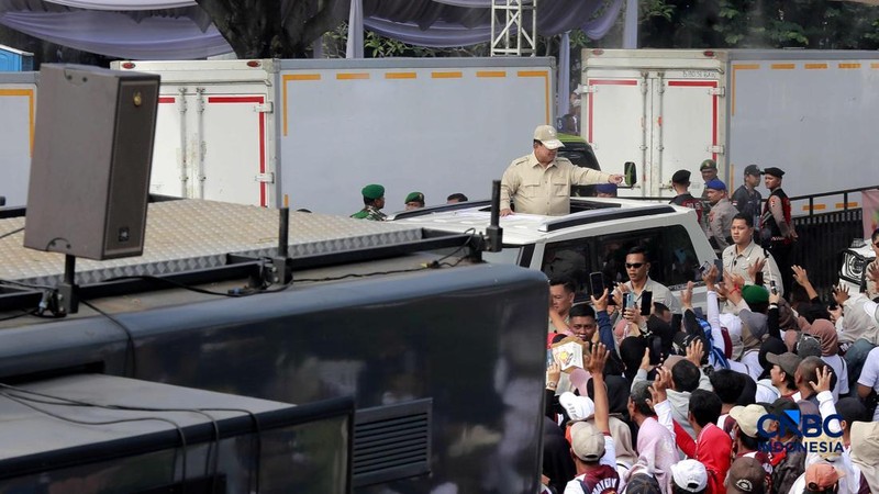 Presiden Prabowo Subianto tiba jelang peringatan Hari Buruh Internasional di kawasan Monumen Nasional, Jakarta, Jumat (1/5/2026). (CNBC Indonesia/Muhammad Sabki)