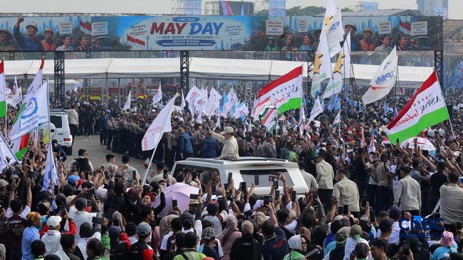 Potret Prabowo Hadiri Peringatan Hari Buruh Internasional di Monas
